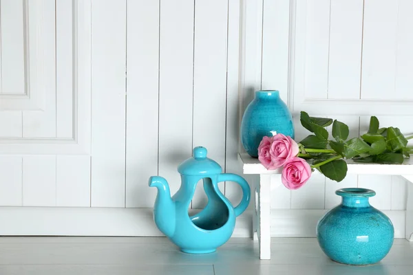 Decoración del hogar y rosas sobre fondo de madera — Foto de Stock