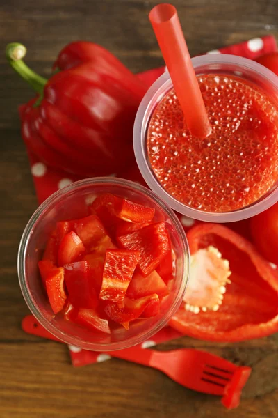 Ensalada de verduras y frutas rojas y bebida fresca saludable en tazas de plástico sobre fondo de madera. Colorido concepto de dieta —  Fotos de Stock