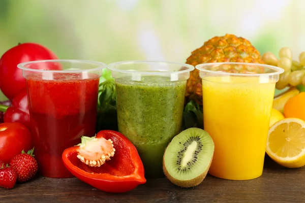 Fruta fresca da mistura do suco, bebidas saudáveis na tabela de madeira, no fundo brilhante — Fotografia de Stock