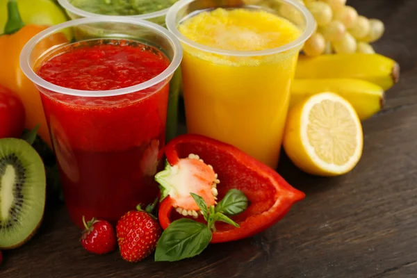 Fruta de mistura de suco fresco, bebidas saudáveis em fundo de mesa de madeira — Fotografia de Stock