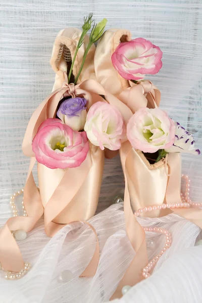 Decorated with flowers ballet shoes on satin background — Stock Photo, Image