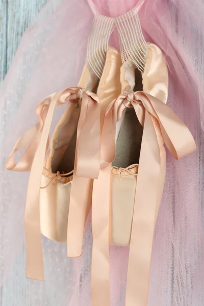 Chaussures de ballet décorées suspendues sur fond de bois bleu — Photo