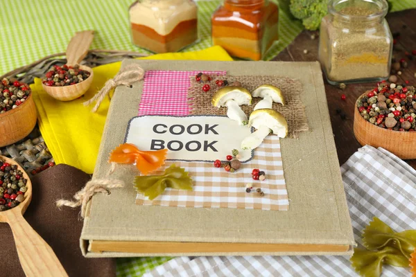 Composição de livro de receitas e equipamentos de cozinha em fundo de madeira — Fotografia de Stock