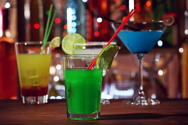 Glass of cocktail on the bar counter — Stock Photo, Image