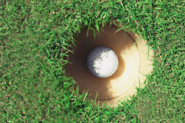 Golfbal in de cup op groene golfbaan — Stockfoto