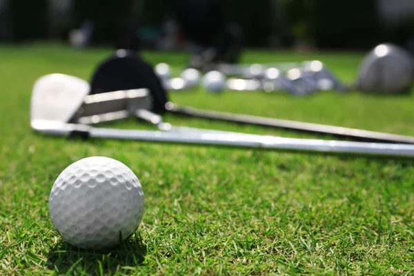 Clubes de golfe e bola — Fotografia de Stock