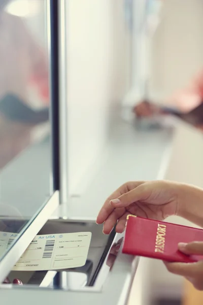 Mostradores de facturación del aeropuerto con pasajeros —  Fotos de Stock