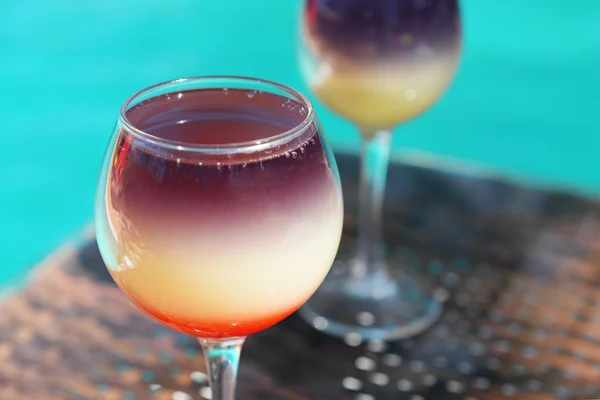 Cocktails on swimming pool — Stock Photo, Image