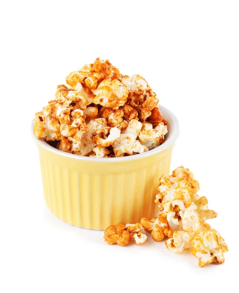 Süßes Karamell-Popcorn isoliert auf weißem Hintergrund — Stockfoto