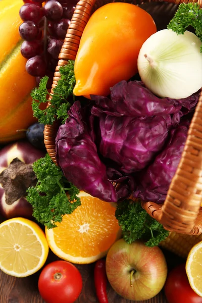 Luminoso primo piano di frutta e verdura — Foto Stock