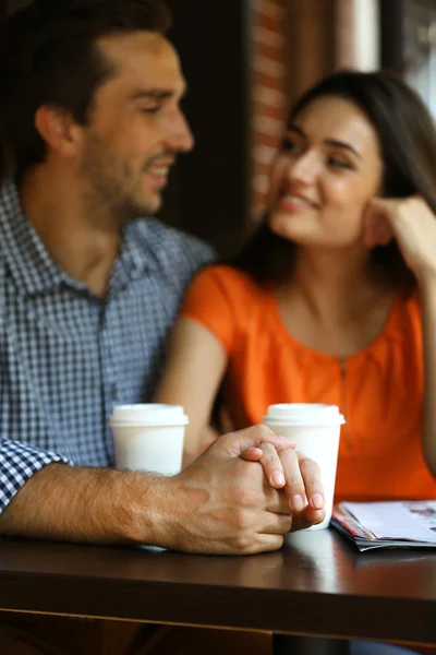Junges Paar trinkt Kaffee im Café im Freien — Stockfoto