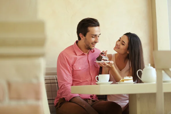 Молодая пара в кафе — стоковое фото