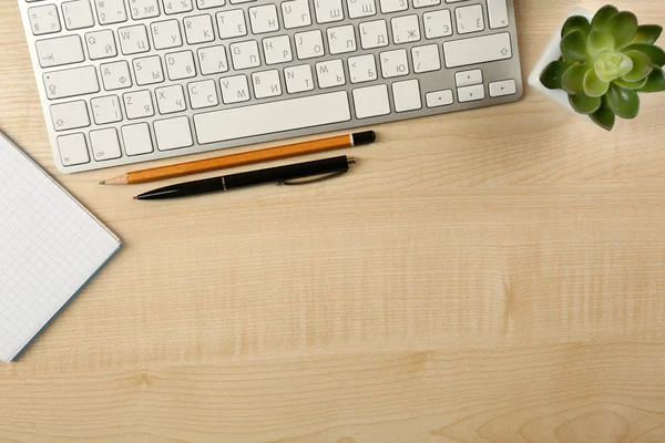 白色的键盘和桌上的笔记本 — 图库照片