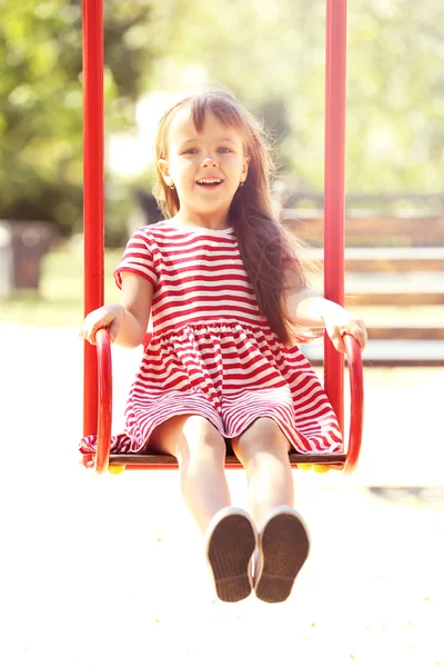 Niña en columpio en el parque —  Fotos de Stock