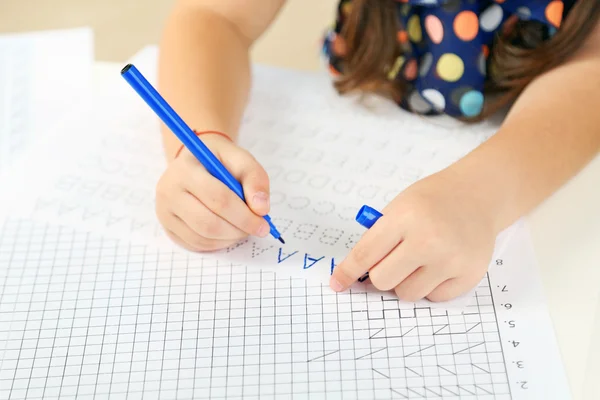 Roztomilá holčička dělá její domácí úkoly, close-up — Stock fotografie