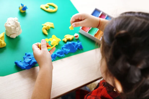 Carino stampi bambina da plastilina sul tavolo, primo piano — Foto Stock