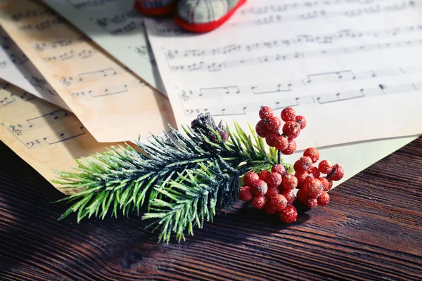 Музыка и рождественские украшения на деревянном столе — стоковое фото