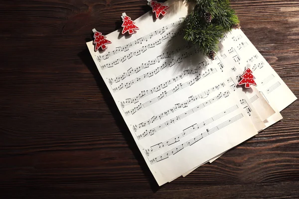 Música e decoração de Natal na mesa de madeira — Fotografia de Stock