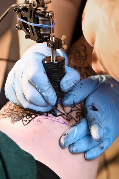 Процесс создания татуировки — стоковое фото