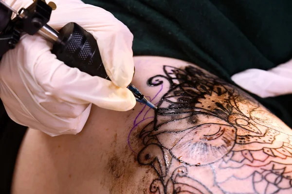 Процесс создания татуировки — стоковое фото