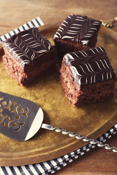 Sladké čokoládové dorty a špachtle na zásobník s svlékl bavlněný ubrousek, detail — Stock fotografie