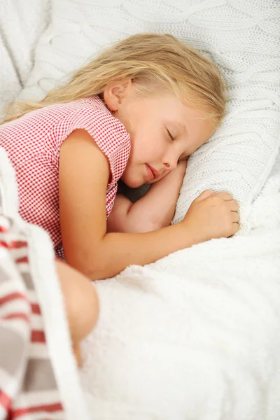 Спящая маленькая девочка крупным планом — стоковое фото