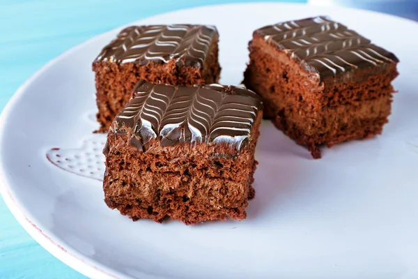 Mesa servida con pasteles de chocolate en un plato blanco —  Fotos de Stock