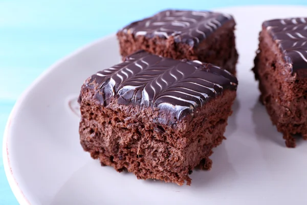 Mesa servida com bolos de chocolate em um prato branco — Fotografia de Stock