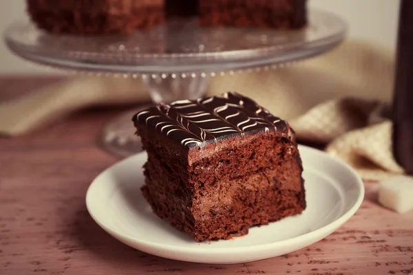 Ahşap zemin üzerine çikolatalı kek ile tablo servis — Stok fotoğraf