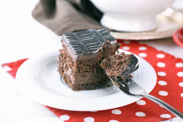 Mesa servida con pasteles de chocolate sobre fondo rojo punteado — Foto de Stock