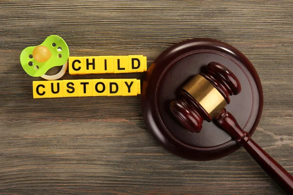 A gavel, a dummy and blocks regarding child-custody and divorce concept — Stock Photo, Image