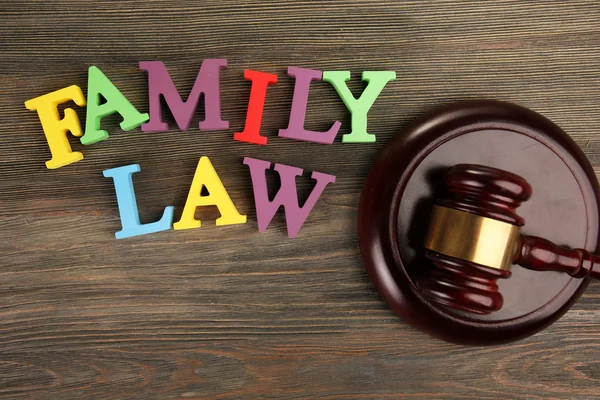 Kladívko a barevná písmena ohledně opatrovnictví dítěte a rodinného práva — Stock fotografie
