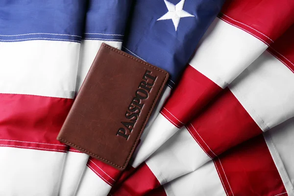 Pasaporte en el fondo de la bandera americana — Foto de Stock