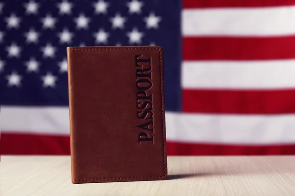 Passaporto sullo sfondo della bandiera americana — Foto Stock