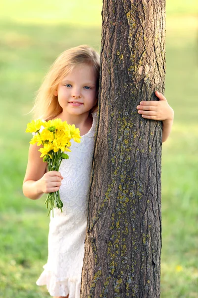 Fille heureuse marche dans le parc — Photo