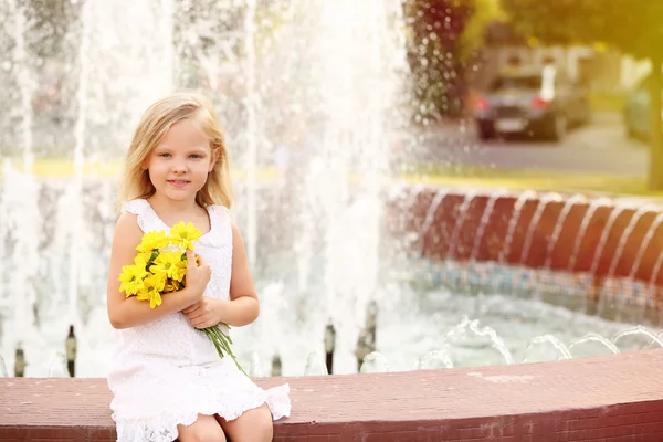 Fille heureuse sur fond de fontaine — Photo