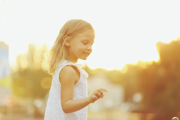 Retrato ao ar livre de menina bonito na cidade . — Fotografia de Stock