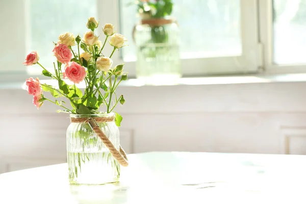 Belles fleurs printanières en vase sur fond de fenêtre — Photo