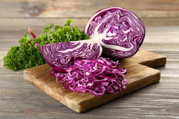 Red cabbage and parsley on wooden table — Stock Photo, Image