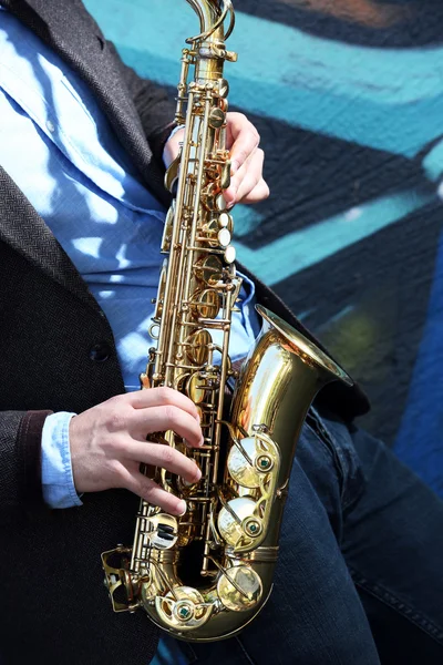 Sassofonista suona jazz per strada, da vicino — Foto Stock