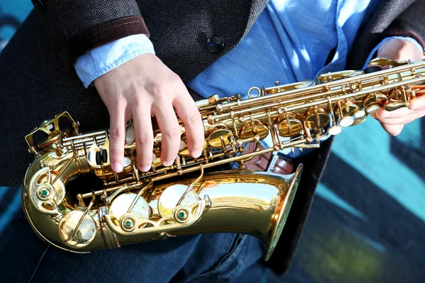 Saksofonista jazzowy gra na ulicy, z bliska — Zdjęcie stockowe
