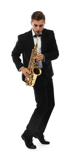 Eleganckie szczęśliwy saksofonista odtwarza muzykę na saksofon na białym tle — Zdjęcie stockowe