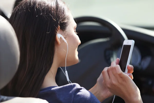 Mujer joven en el coche de fuera — Foto de Stock