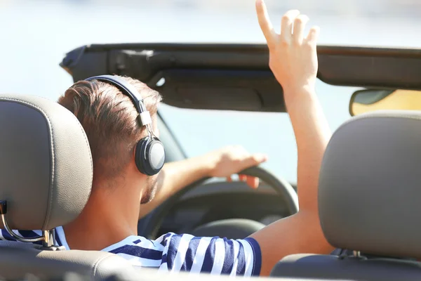 Hombre en el coche de afuera — Foto de Stock