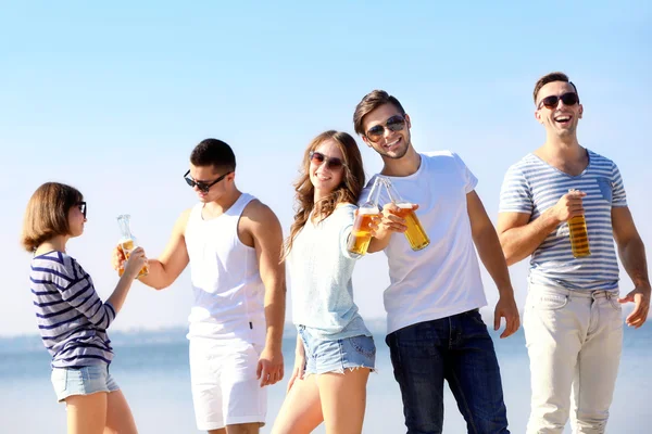 Jóvenes con cerveza a orillas del río —  Fotos de Stock