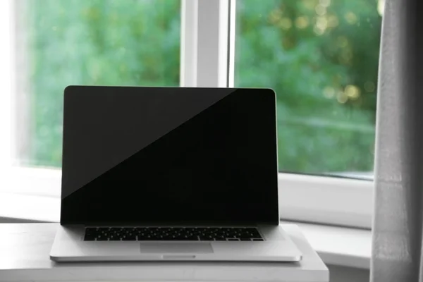 Desktop con notebook sullo sfondo della finestra — Foto Stock