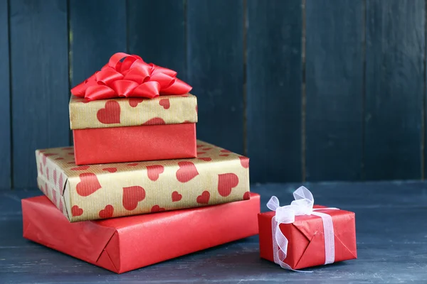 Presentes de Natal na cor de fundo de madeira — Fotografia de Stock