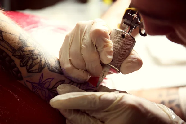 Professional tattoo artist — Stock Photo, Image