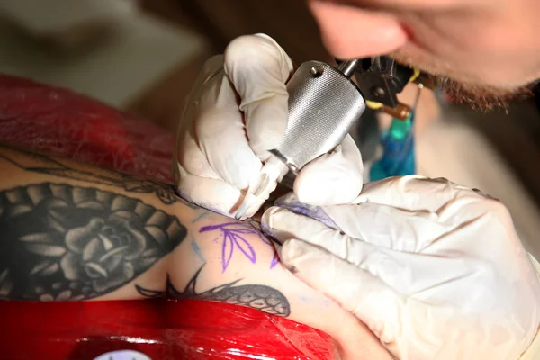 Professionell tatuerare — Stockfoto