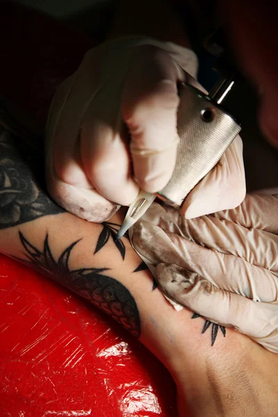 Artista de tatuagem profissional — Fotografia de Stock